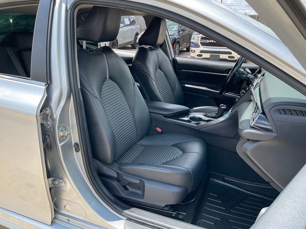 2020 Toyota Camry SE photo 11