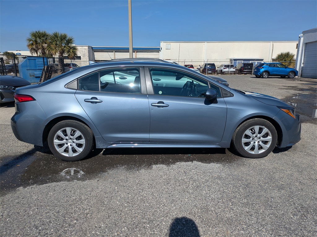 2024 Toyota Corolla LE photo 2