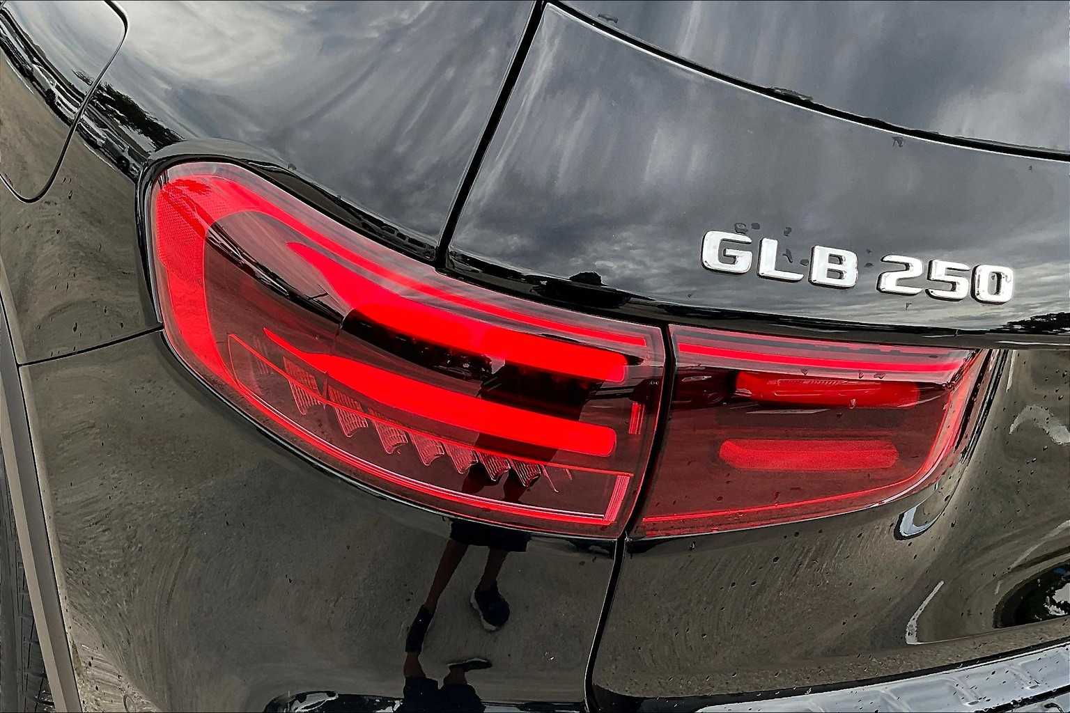 2025 Mercedes Benz GLB 250 4MATIC photo 3