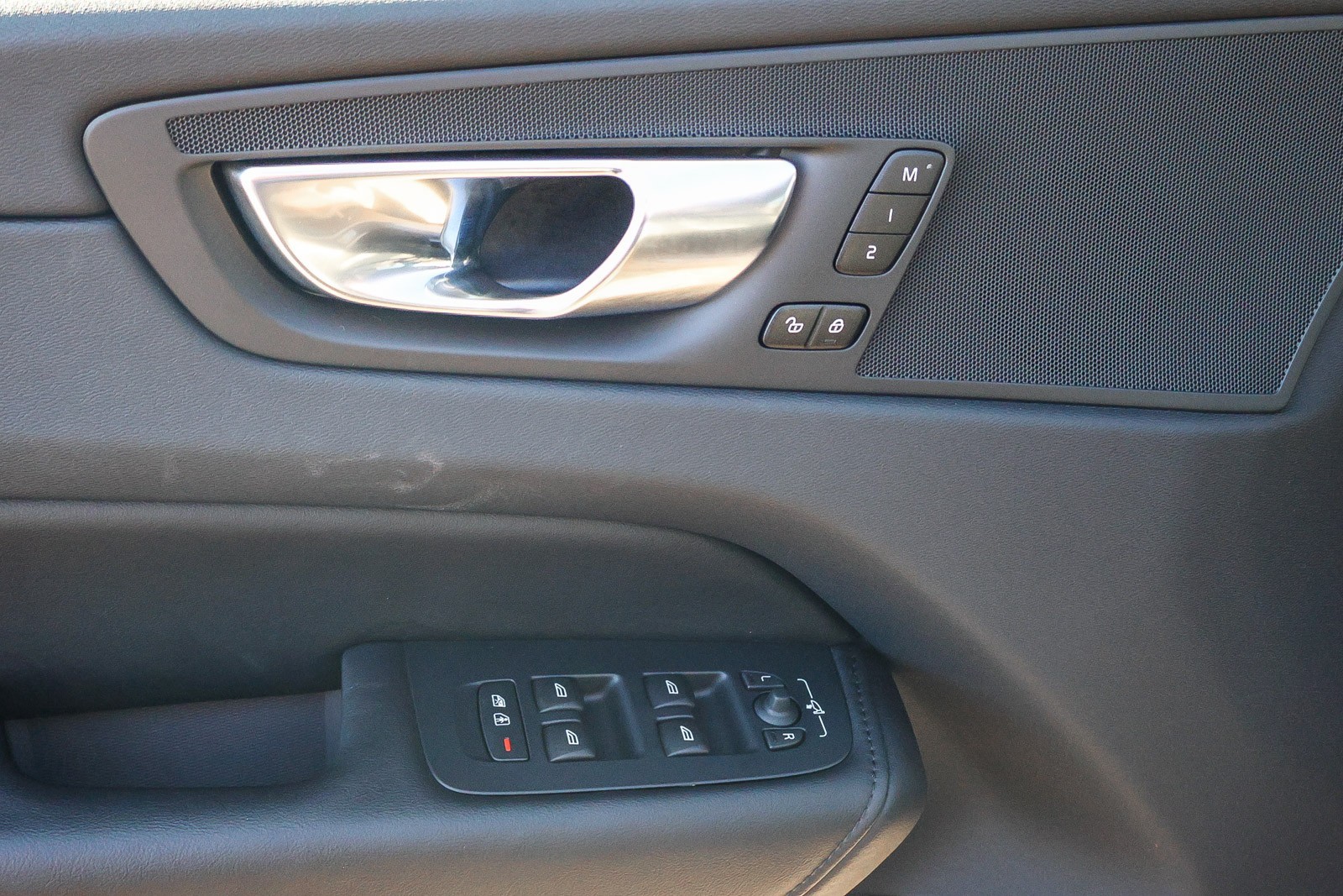 2025 Volvo XC60 B5 Plus photo 19