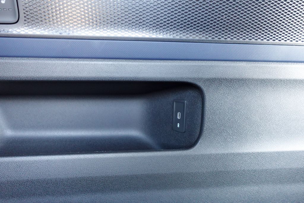 2025 Volkswagen ID. Buzz Pro Plus photo 3