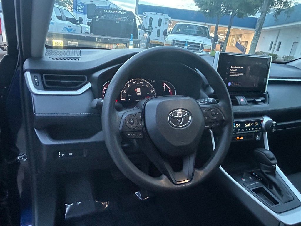 2024 Toyota RAV4 XLE photo 31