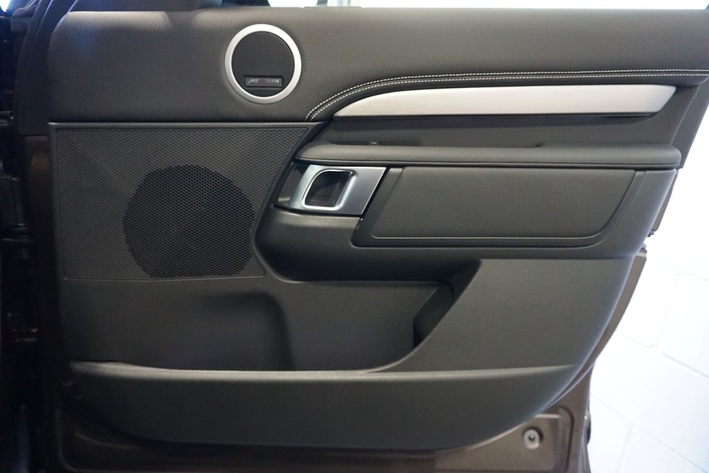 2025 Land Rover Discovery SE photo 20