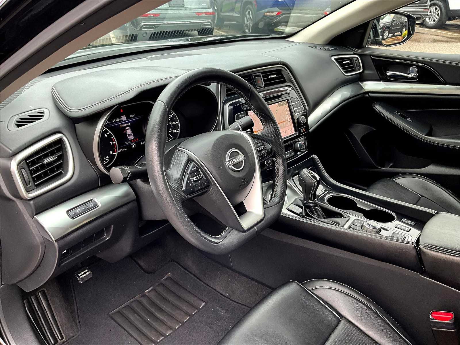 2023 Nissan Maxima SV photo 8