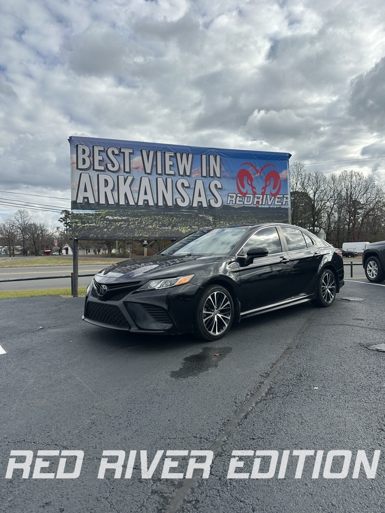 2020 Toyota Camry SE's photo