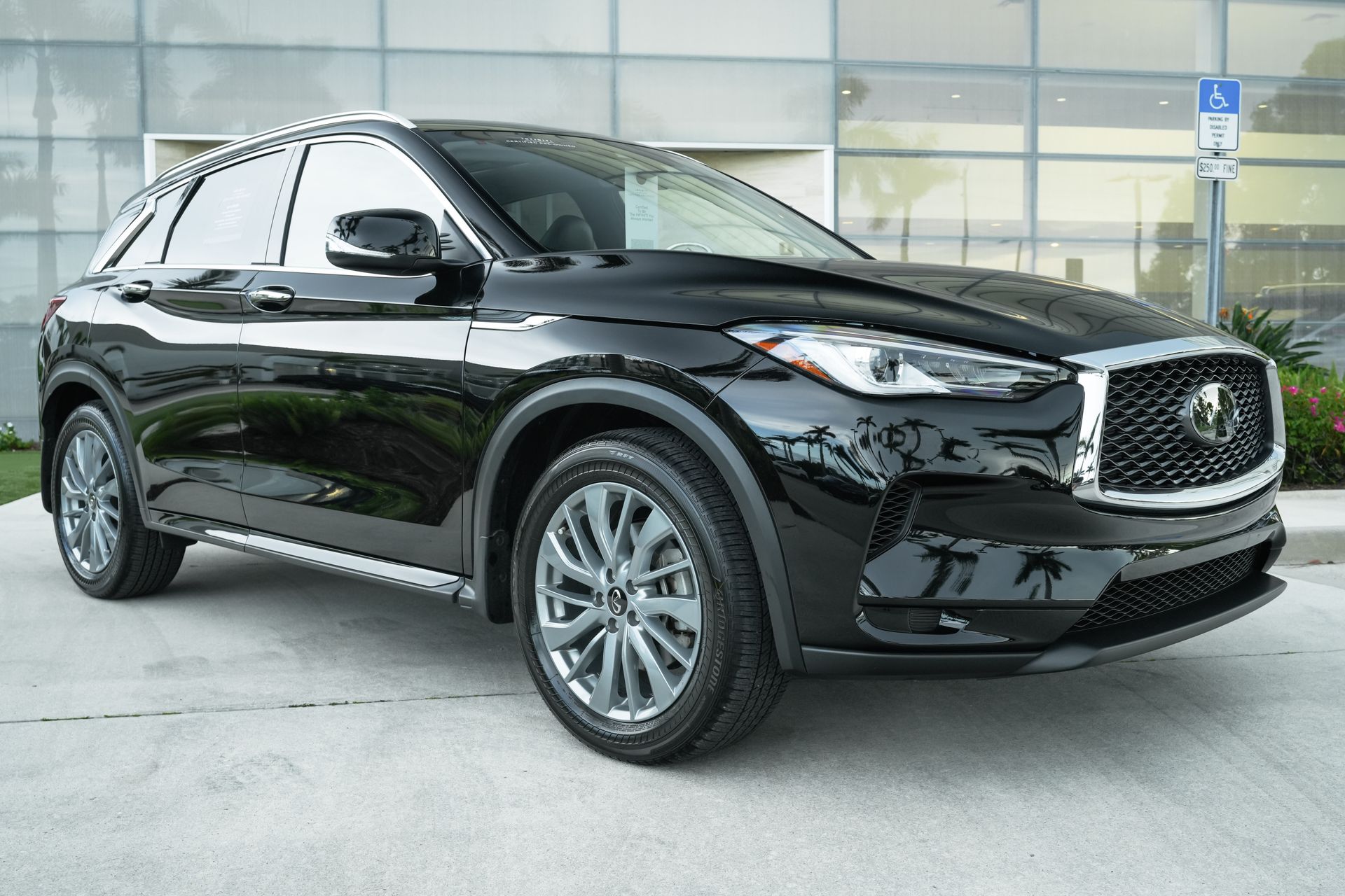 2025 Infiniti QX50 Luxe AWD photo 2