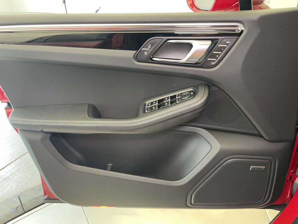 2025 Porsche Macan Base photo 35