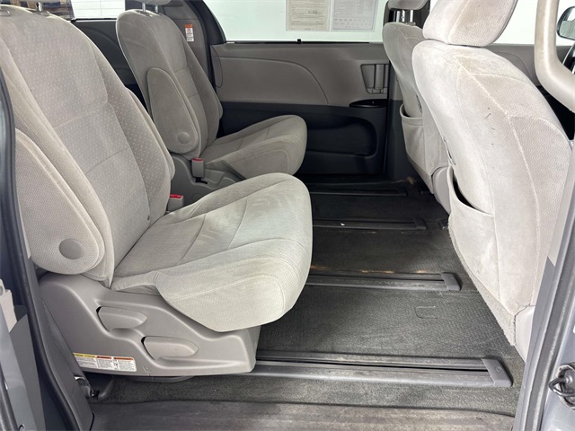 2017 Toyota Sienna LE photo 9