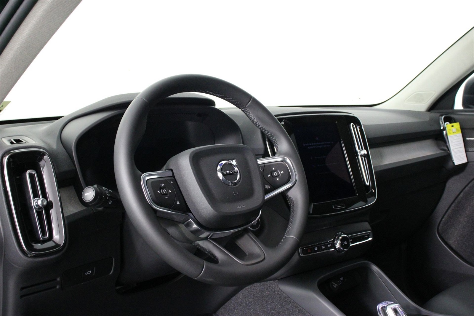 2025 Volvo XC40 photo 7