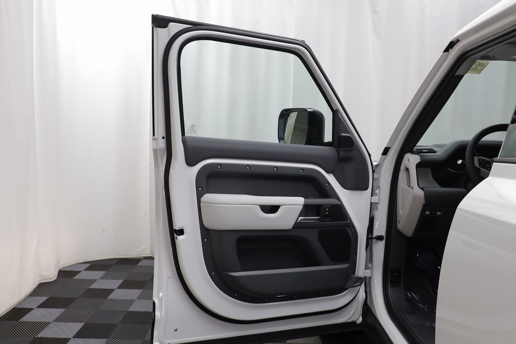 2025 Land Rover Defender 130 S photo 6