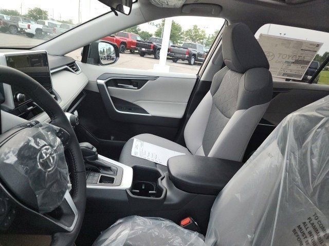2025 Toyota RAV4 XLE photo 13