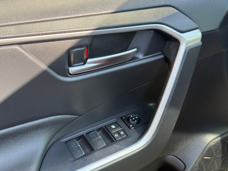 2024 Toyota RAV4 Hybrid XLE photo 17