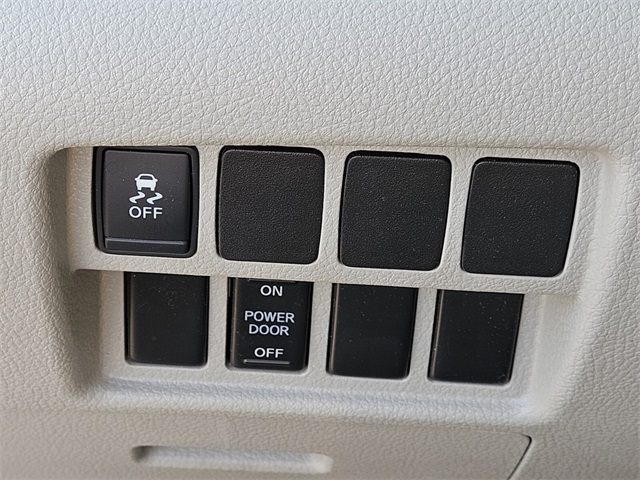 2014 Nissan Quest SV photo 27