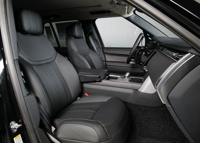 2025 Land Rover Range Rover SE photo 3