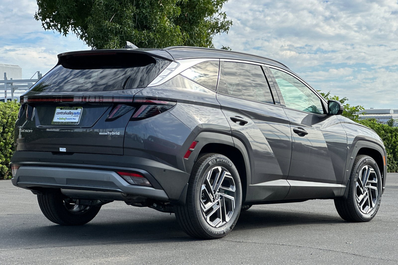 2025 Hyundai Tucson Hybrid Limited Sport photo 2