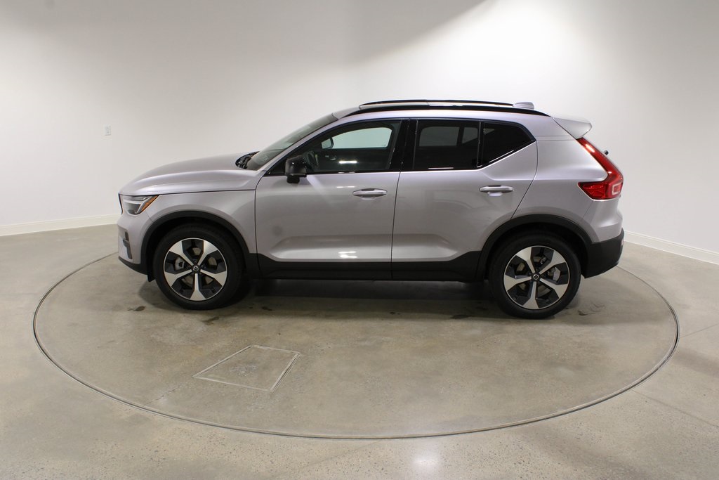 2026 Volvo XC40 Core photo 3