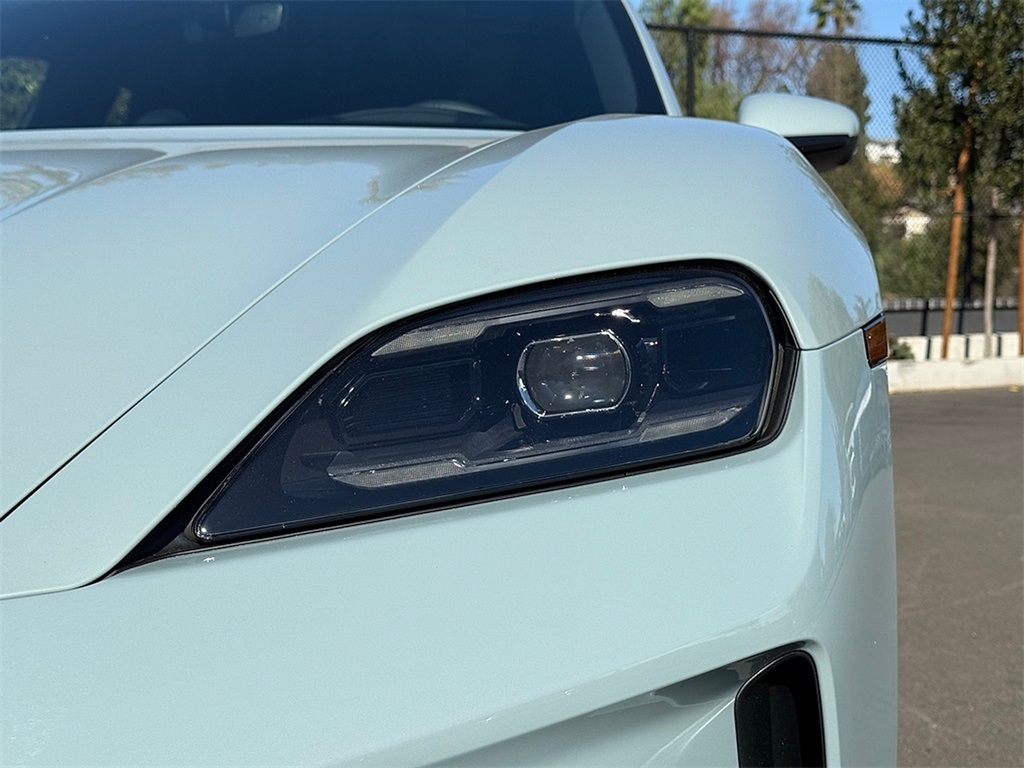 2025 Porsche Taycan photo 3