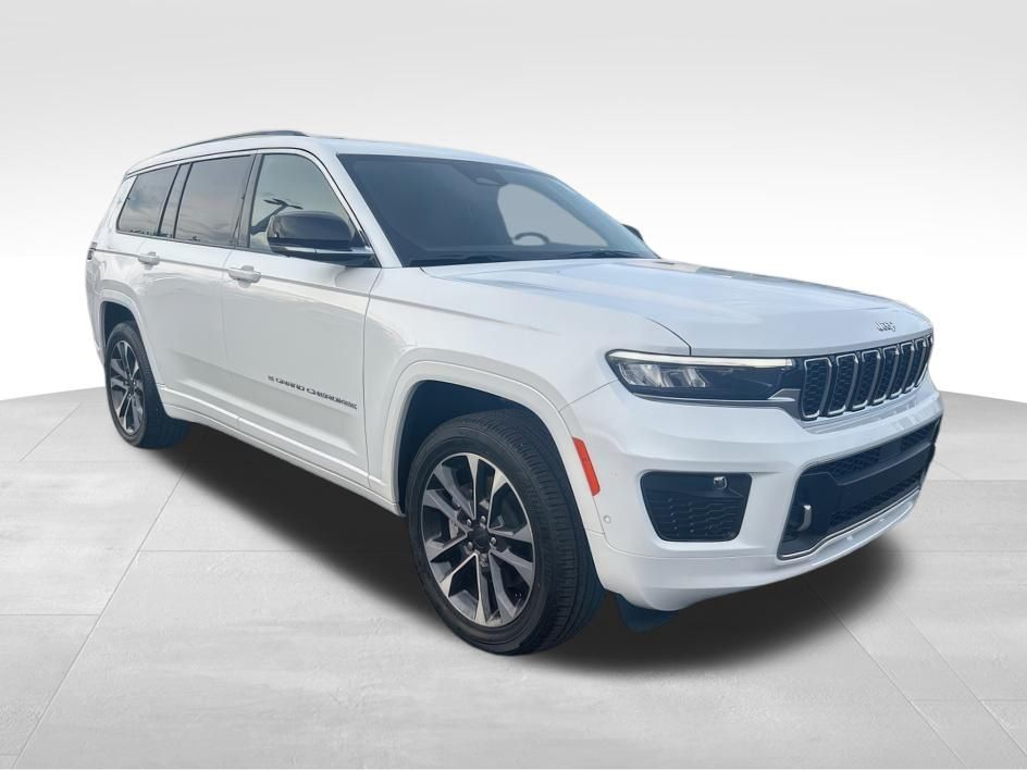 2025 Jeep Grand Cherokee Overland photo 3