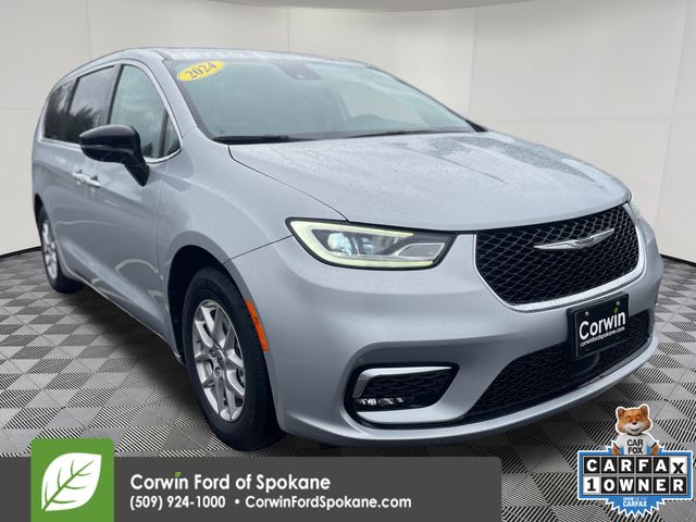 2024 Chrysler Pacifica Touring L's photo