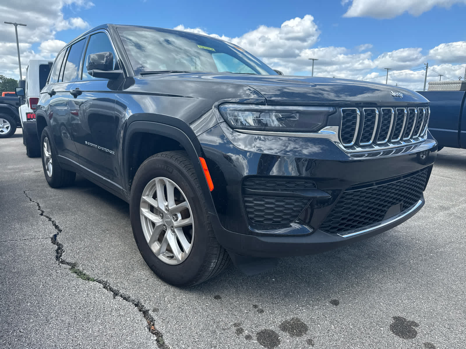 2023 Jeep Grand Cherokee Laredo photo 2