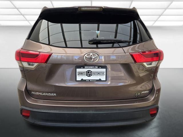 2018 Toyota Highlander LE Plus photo 4