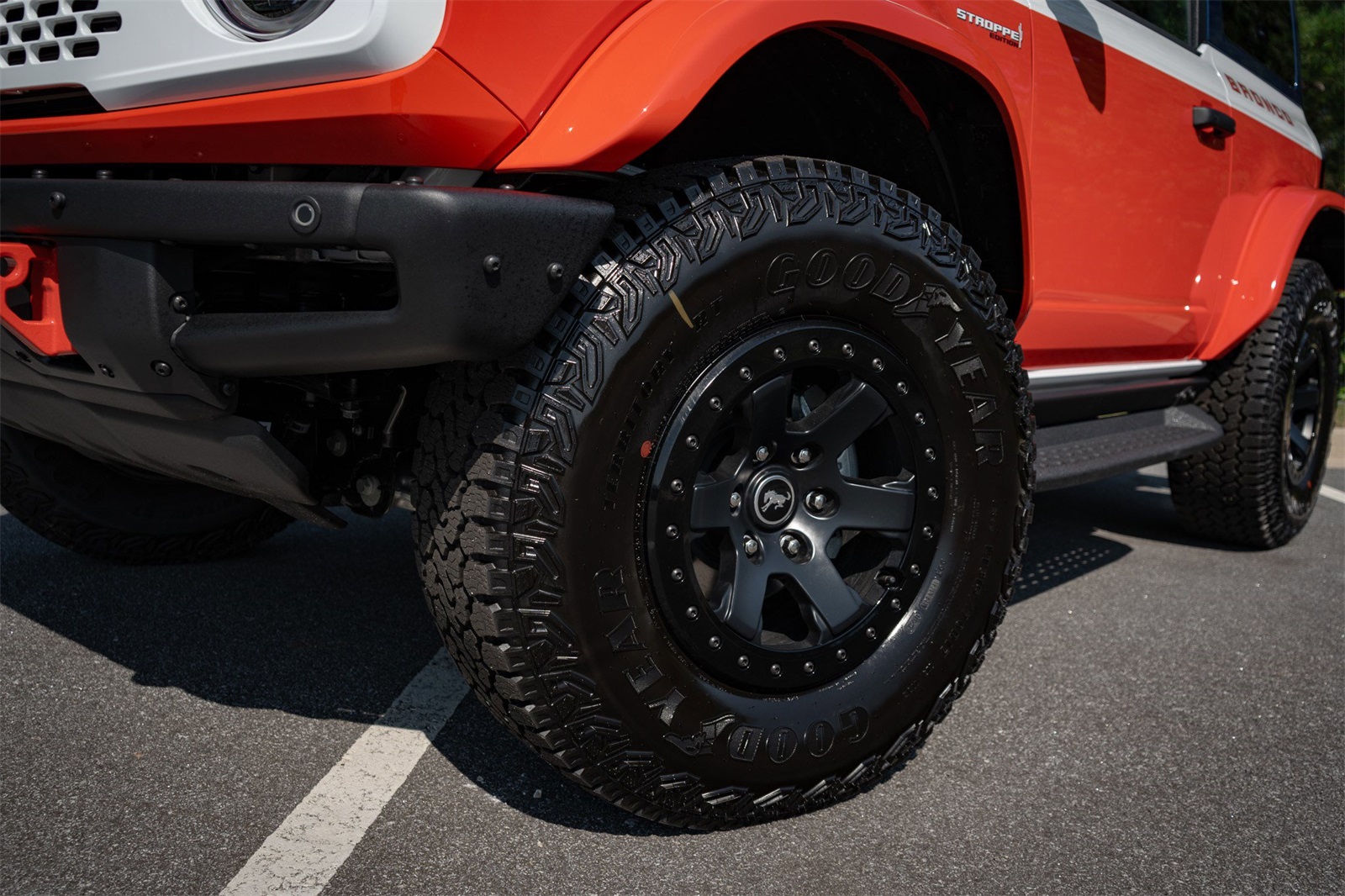 2025 Ford Bronco First Edition photo 2