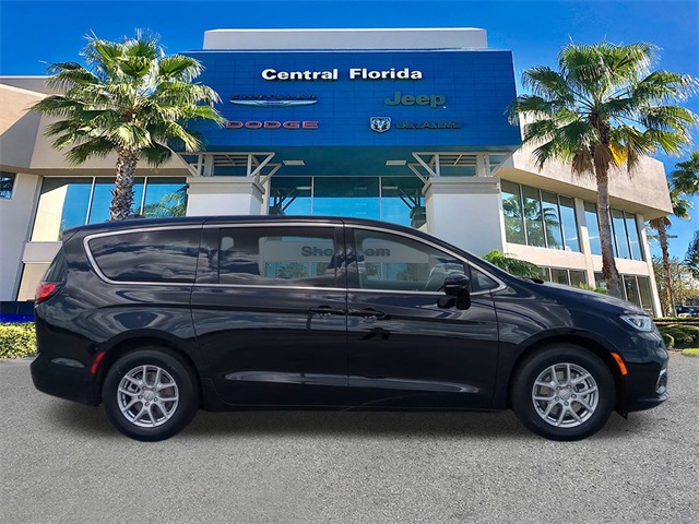 2026 Chrysler Pacifica photo 2