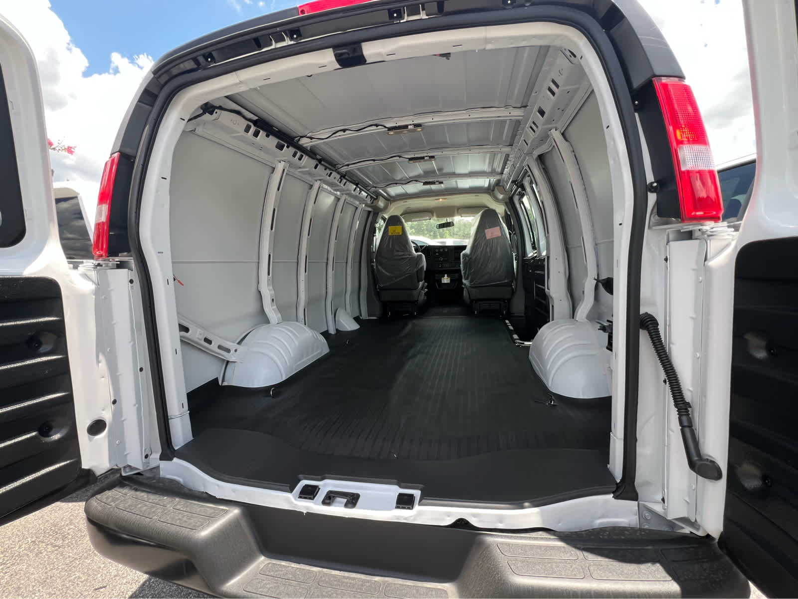 New 2025 Summit White GMC Work Van image 4