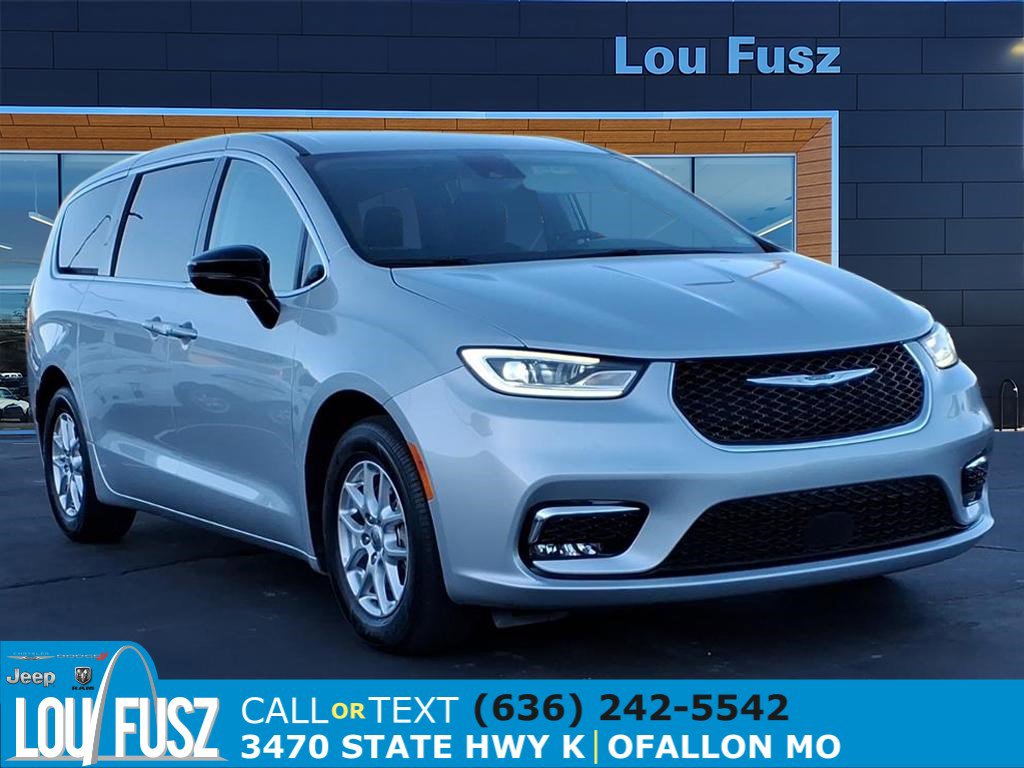 2024 Chrysler Pacifica Touring L's photo