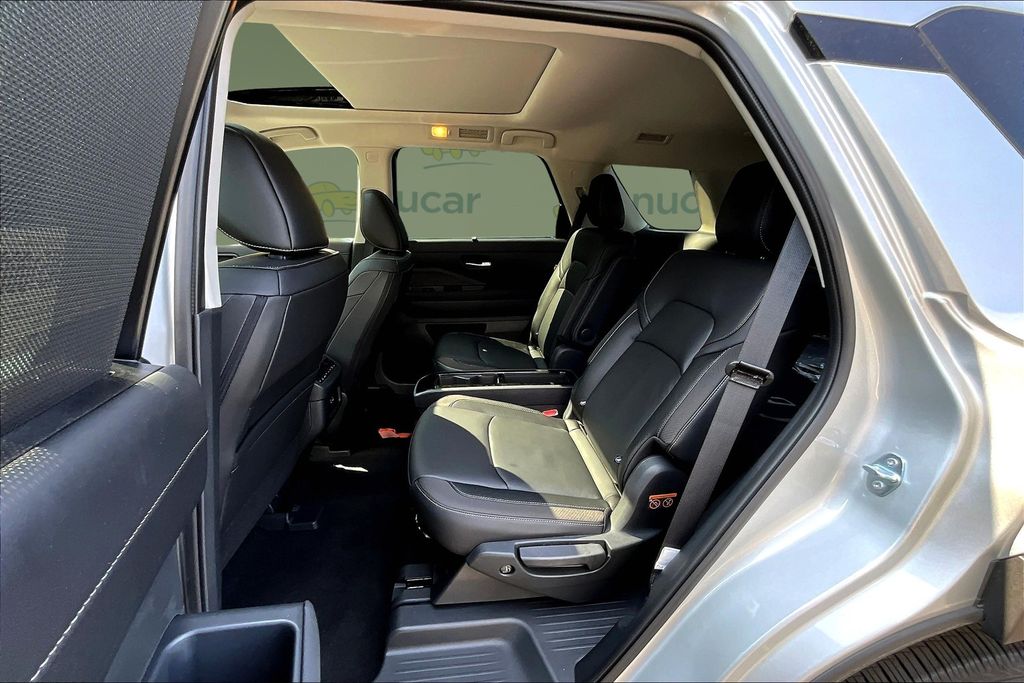 2025 Nissan Pathfinder SL photo 8