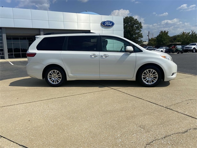 2017 Toyota Sienna XLE photo 2