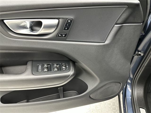 2025 Volvo XC60 B5 Plus photo 4
