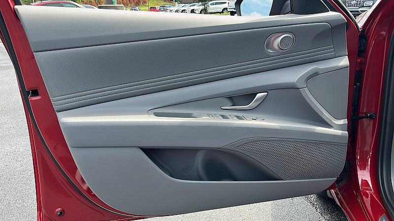 2025 Hyundai Elantra SEL Convenience photo 38