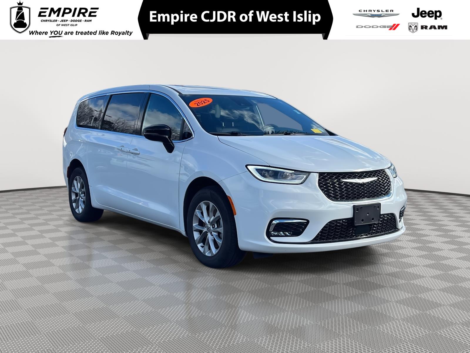 2025 Chrysler Pacifica Select's photo