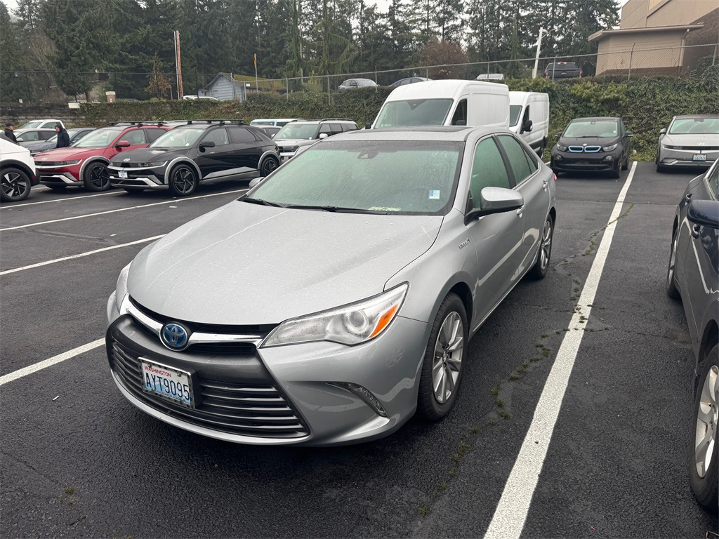 2016 Toyota Camry Hybrid XLE photo 2