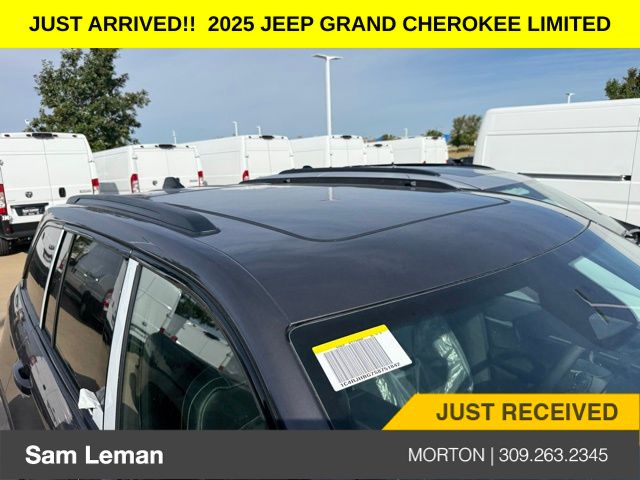 2025 Jeep Grand Cherokee Limited photo 3