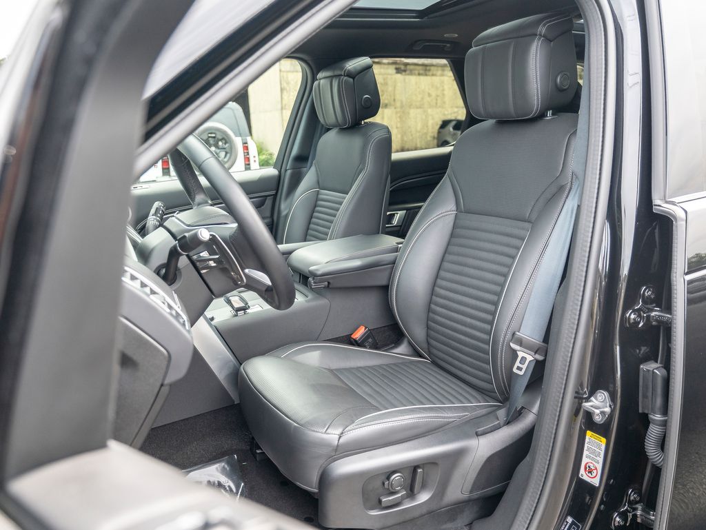 2024 Land Rover Discovery Metropolitan Edition photo 17
