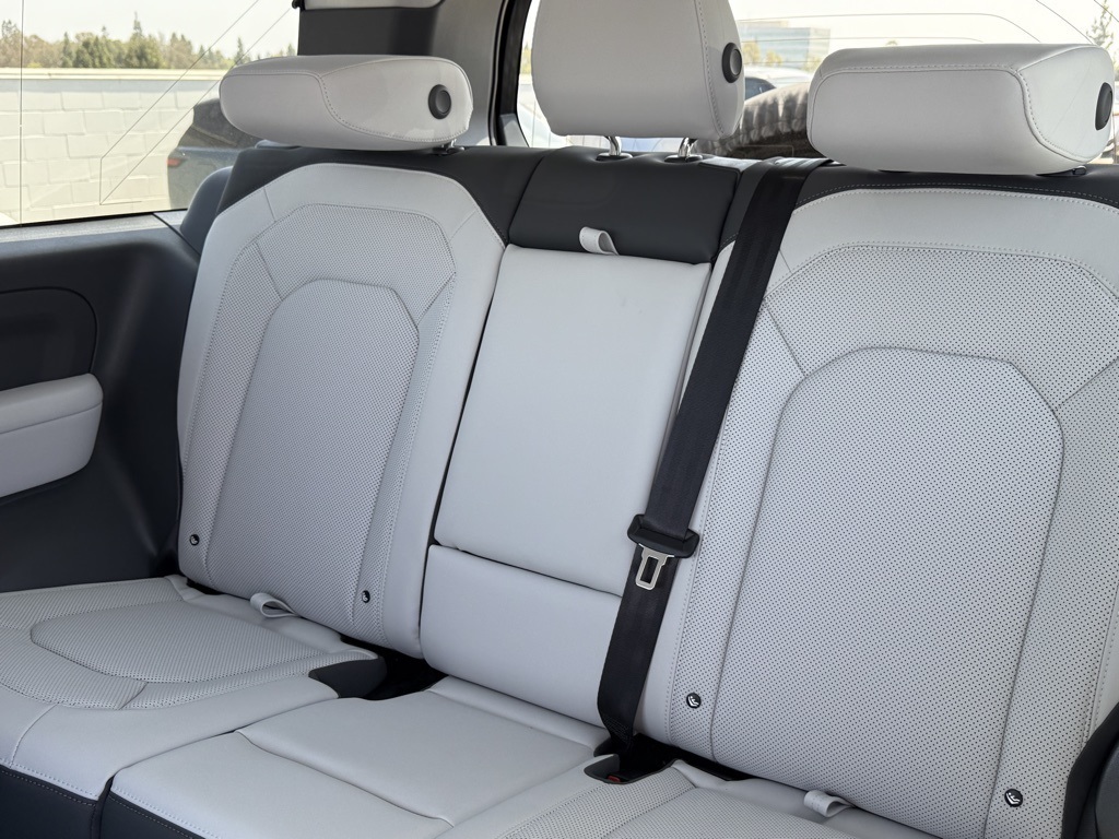 2025 Land Rover Defender 90 X-Dynamic SE photo 11