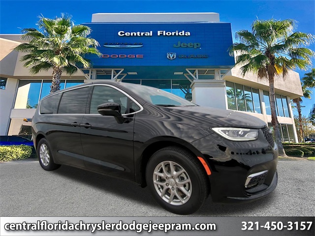 2026 Chrysler Pacifica Select's photo