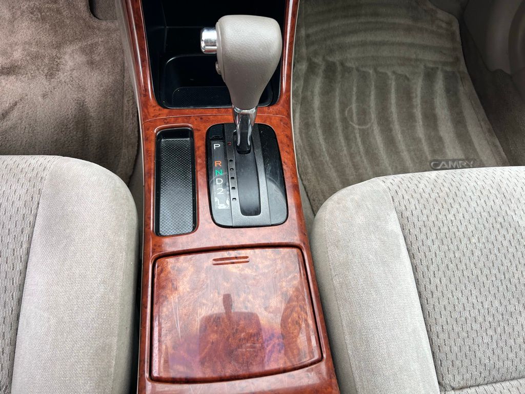 2004 Toyota Camry LE photo 29