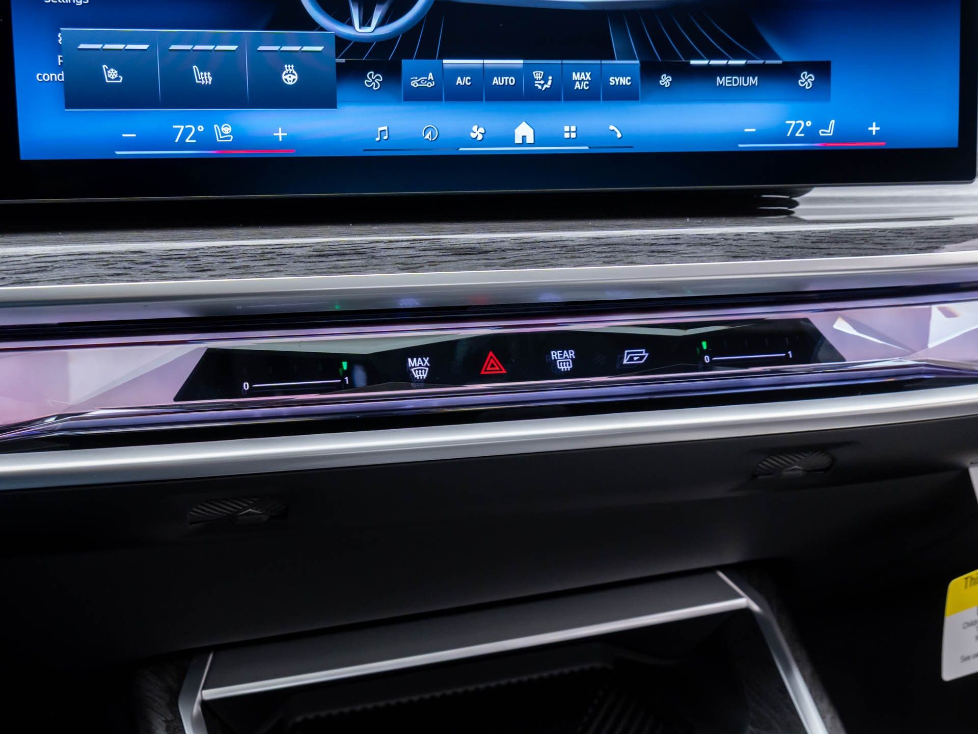 New 2025 Mineral White Metallic BMW 750e xDrive image 27