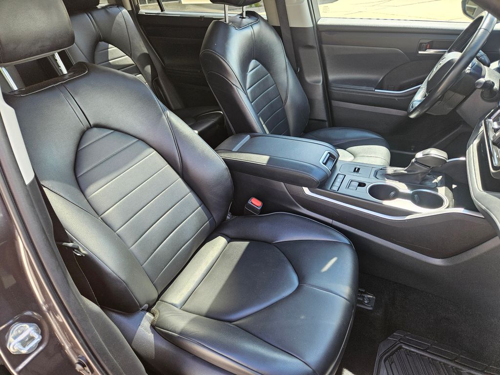 2022 Toyota Highlander XLE photo 36