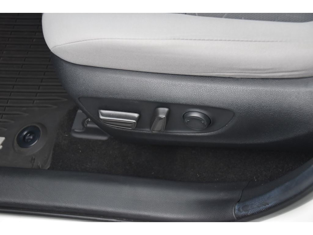 2020 Toyota RAV4 XLE photo 31