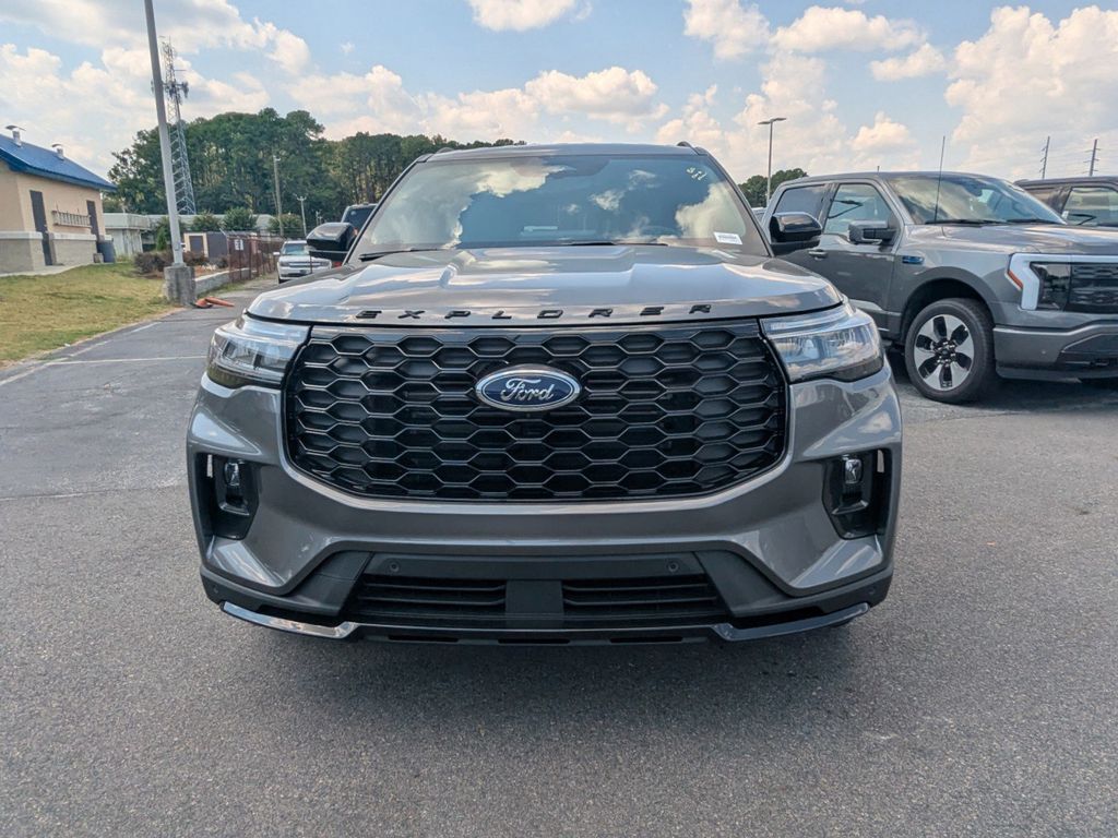 2025 Ford Explorer ST-Line photo 8