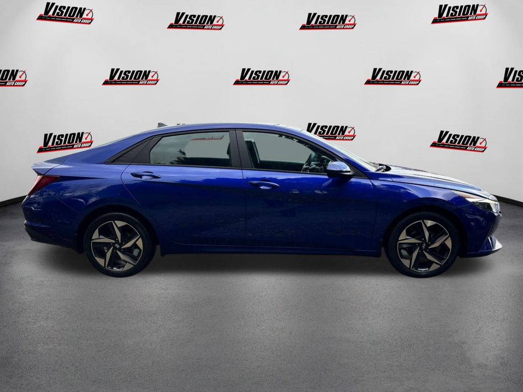 2023 Hyundai Elantra SEL photo 4