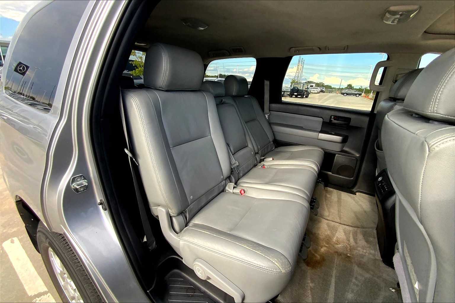 2010 Toyota Sequoia photo 17