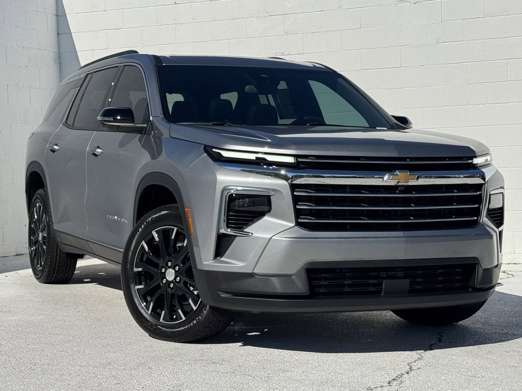 2026 Chevrolet Traverse photo 2