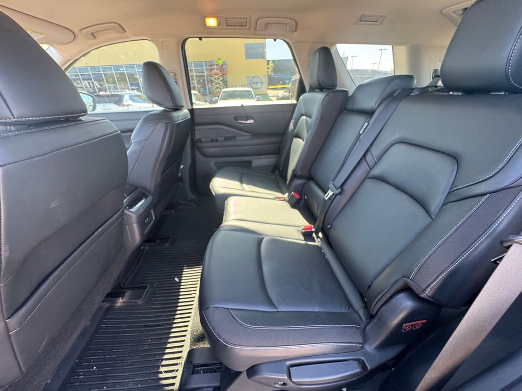 2023 Nissan Pathfinder SL photo 17