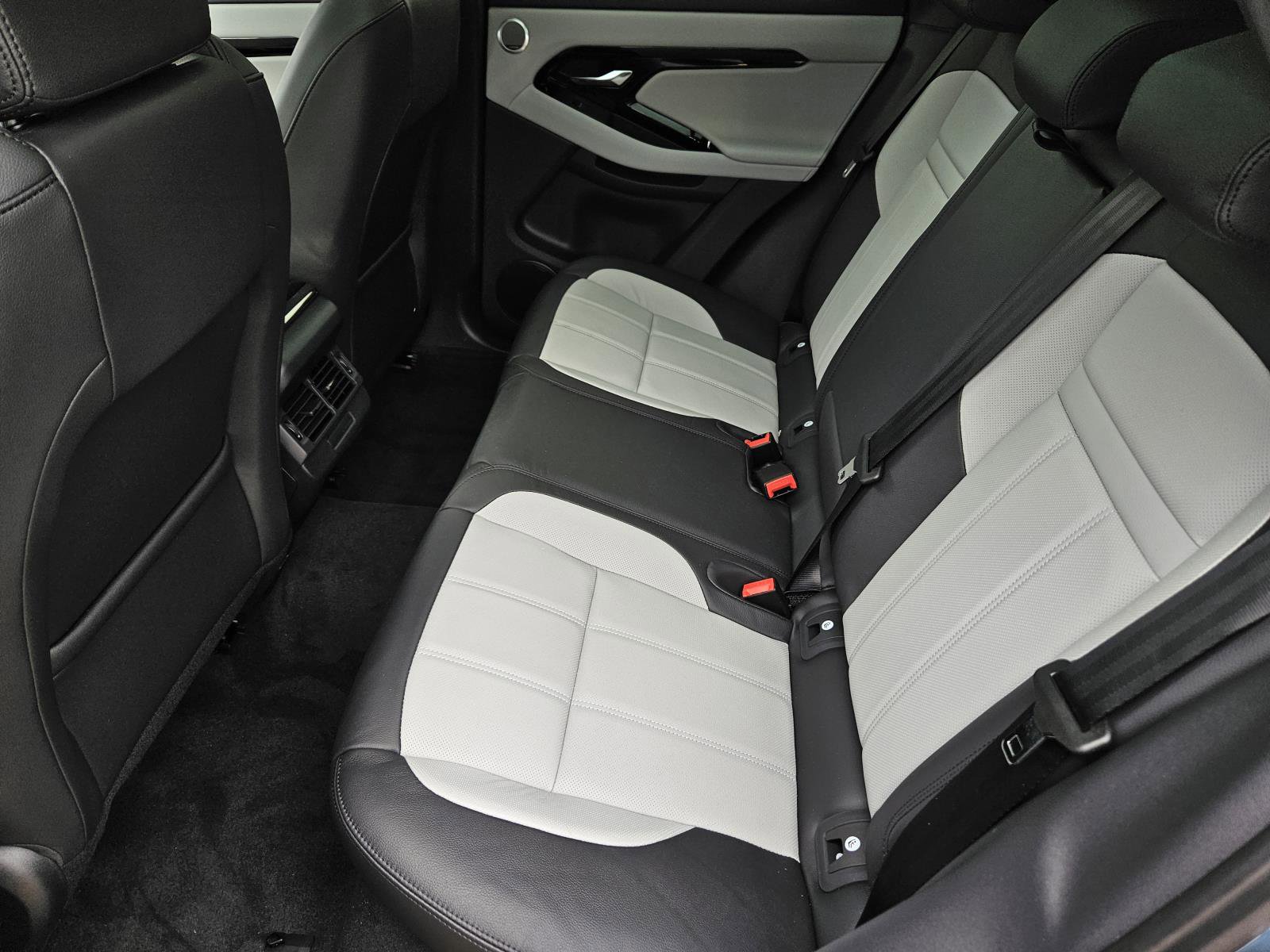 2026 Land Rover Range Rover Evoque Dynamic SE photo 29