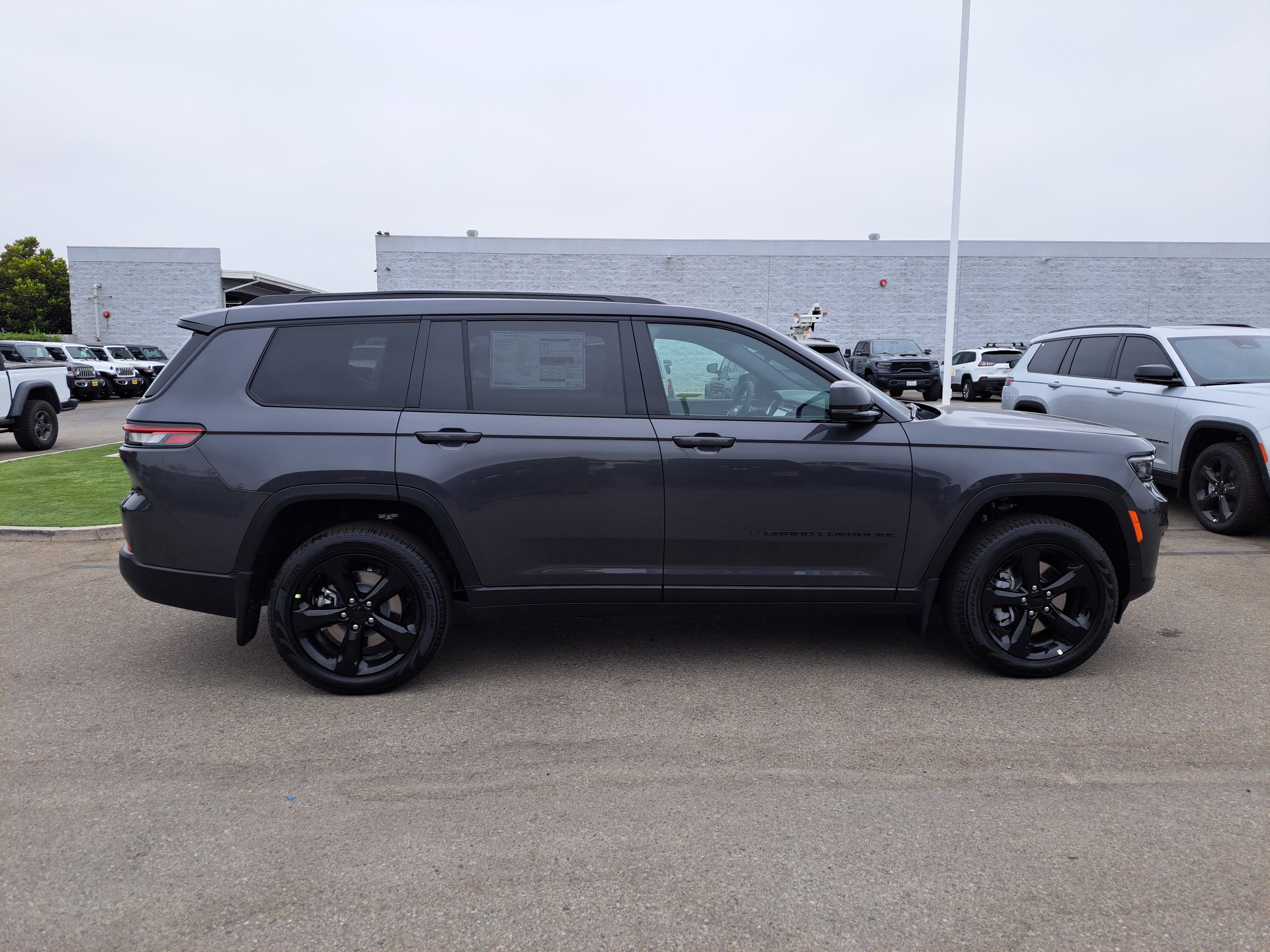 2025 Jeep Grand Cherokee Limited photo 2